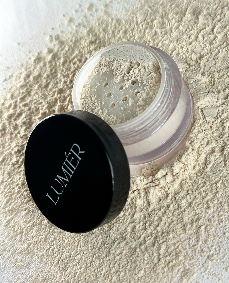 LUMIÉR Satin Touch – satynowy puder pod oczy o rozświetlającym działaniu, produkt na cienie i zmęczenie