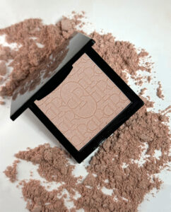 LUMIÉR Blumm – rozświetlający puder z efektem mokrej tafli, lekki i naturalny glow