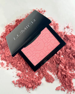 Róż do policzków LUMIÉR INES w trzech odcieniach – Ines, Paola, Tina – o masełkowej formule i matowym wykończeniu