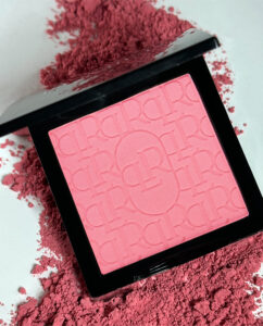 Róż do policzków LUMIÉR PAOLA w trzech odcieniach – Ines, Paola, Tina – o masełkowej formule i matowym wykończeniu