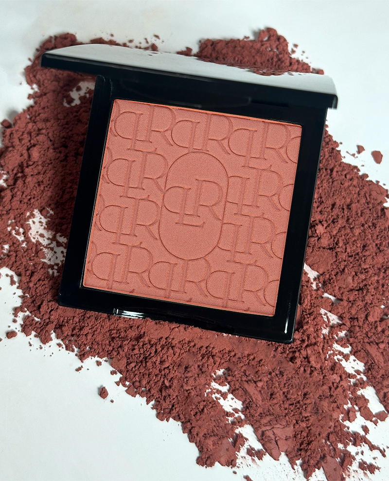 LUMIÉR VELVET – rozświetlający róż prasowany w odcieniach Rossita, Ballerina i Velvet z aksamitną konsystencją