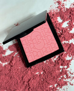 LUMIÉR ROSSITA – rozświetlający róż prasowany w odcieniach Rossita, Ballerina i Velvet z aksamitną konsystencją