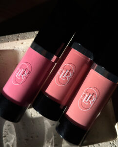 LUMIÉR – kremowy róż matowy w odcieniach Milla, Dolce i Noa z lekką konsystencją i świeżym wykończeniem