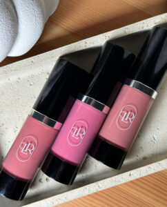 LUMIÉR – kremowy róż matowy w odcieniach Milla, Dolce i Noa z lekką konsystencją i świeżym wykończeniem