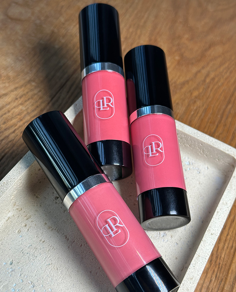 LUMIÉR – kremowy róż rozświetlający w odcieniach Blanca, Rosa i Luna z drobinkami i masełkową formułą