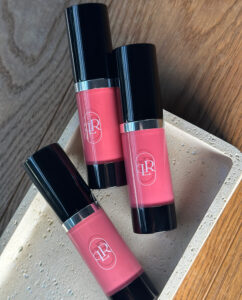 LUMIÉR – kremowy róż rozświetlający w odcieniach Blanca, Rosa i Luna z drobinkami i masełkową formułą