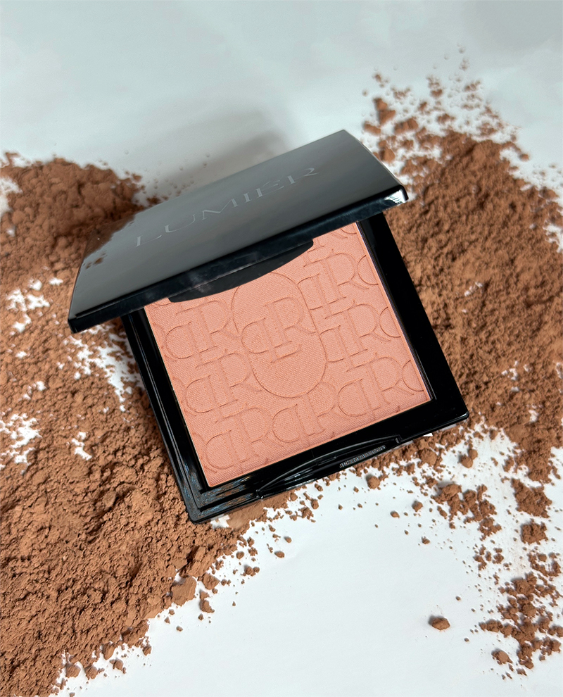 Bronzer LUMIÉR KARIBU – prasowany produkt w odcieniach Karibu, Coco i Rodeo, z masełkową formułą do konturowania i ocieplenia skóry