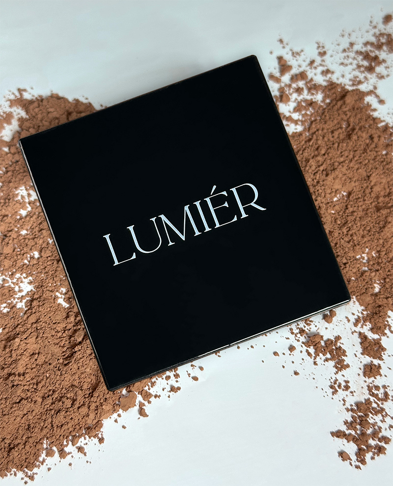 Bronzer LUMIÉR KARIBU – prasowany produkt w odcieniach Karibu, Coco i Rodeo, z masełkową formułą do konturowania i ocieplenia skóry