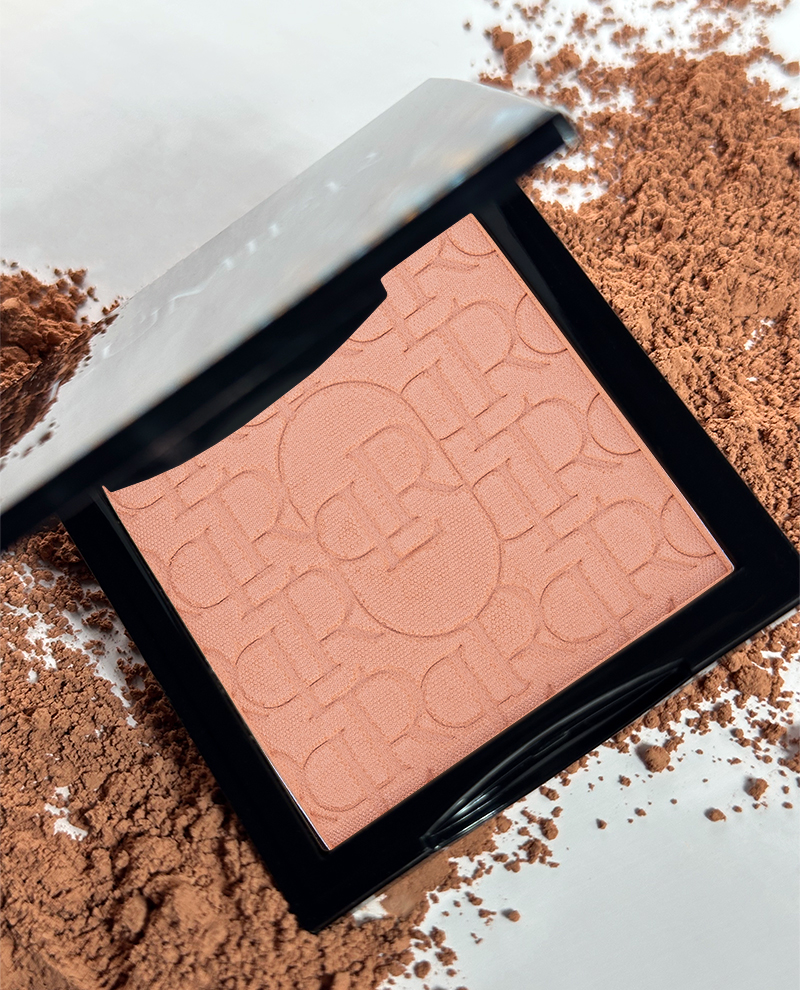 Bronzer LUMIÉR KARIBU – prasowany produkt w odcieniach Karibu, Coco i Rodeo, z masełkową formułą do konturowania i ocieplenia skóry