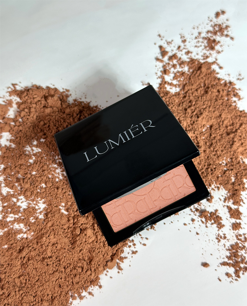 Bronzer LUMIÉR KARIBU – prasowany produkt w odcieniach Karibu, Coco i Rodeo, z masełkową formułą do konturowania i ocieplenia skóry