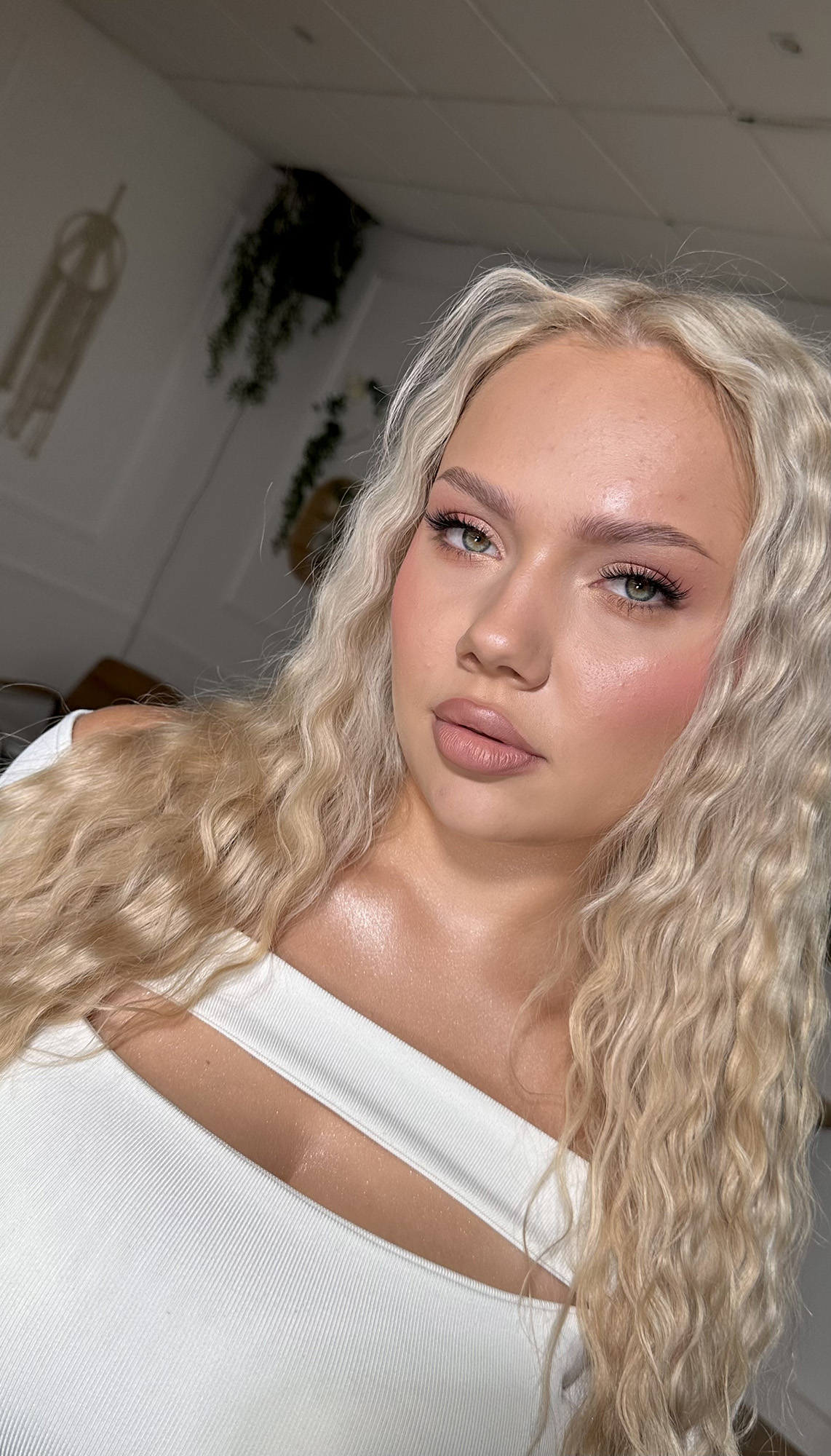 LUMIÉR Blumm – rozświetlający puder z efektem mokrej tafli, lekki i naturalny glow