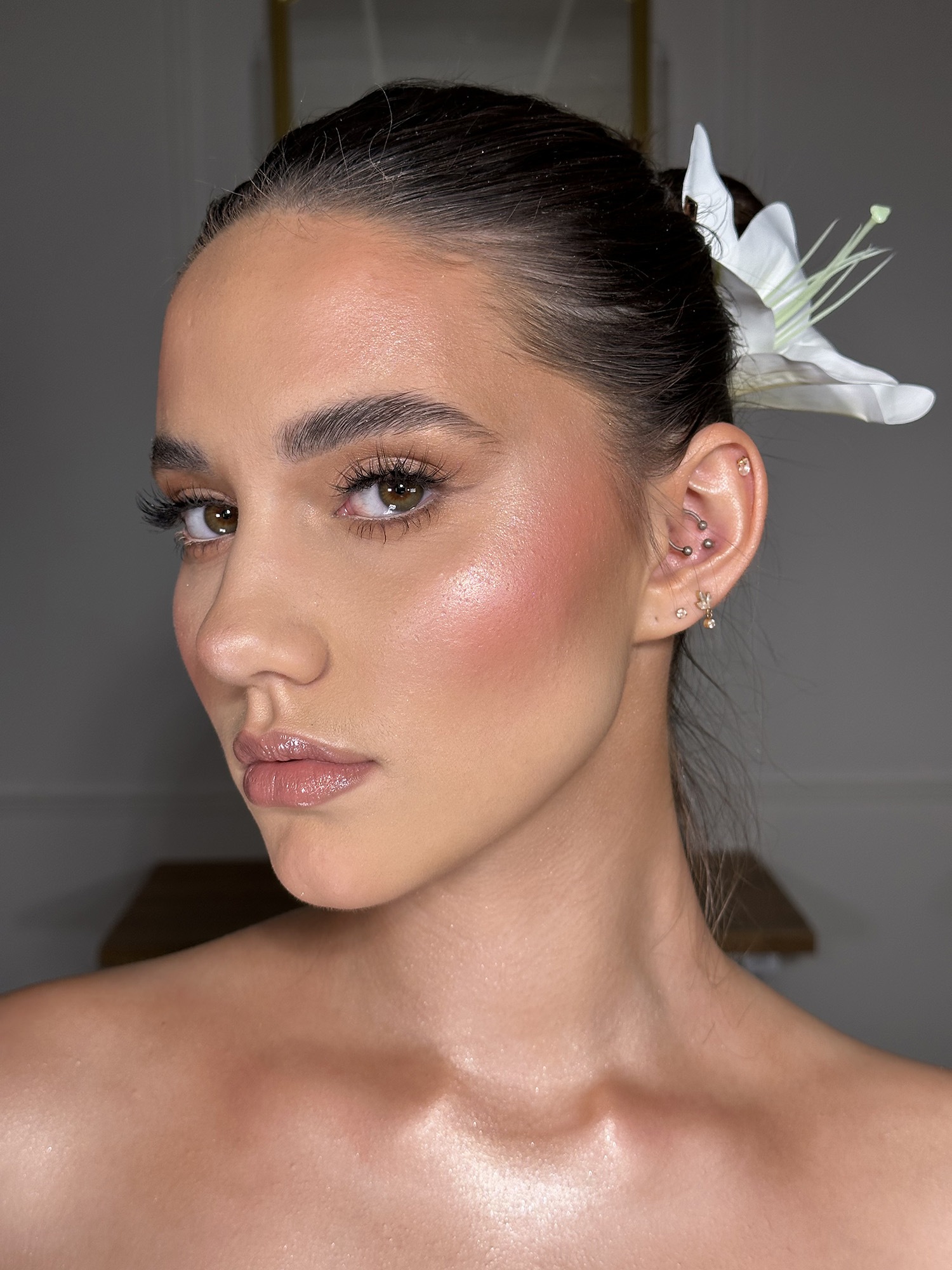 LUMIÉR Blumm – rozświetlający puder z efektem mokrej tafli, lekki i naturalny glow